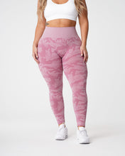 Load image into Gallery viewer, Pastel Pink Camo Seamless Leggings
