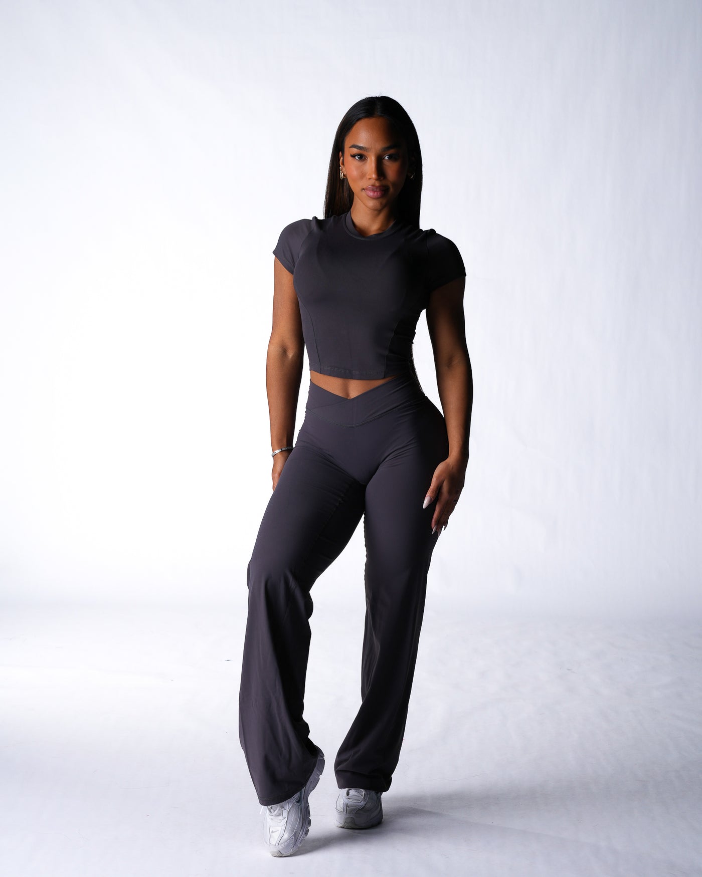 NVGTN Aera Straight Leg Pants - Carbon |
