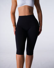Load image into Gallery viewer, Black AeraLite Capri Leggings