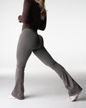 Load image into Gallery viewer, Cold Brew Iconic Seamless Flare Leggings
