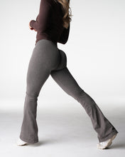 Load image into Gallery viewer, Cold Brew Iconic Seamless Flare Leggings